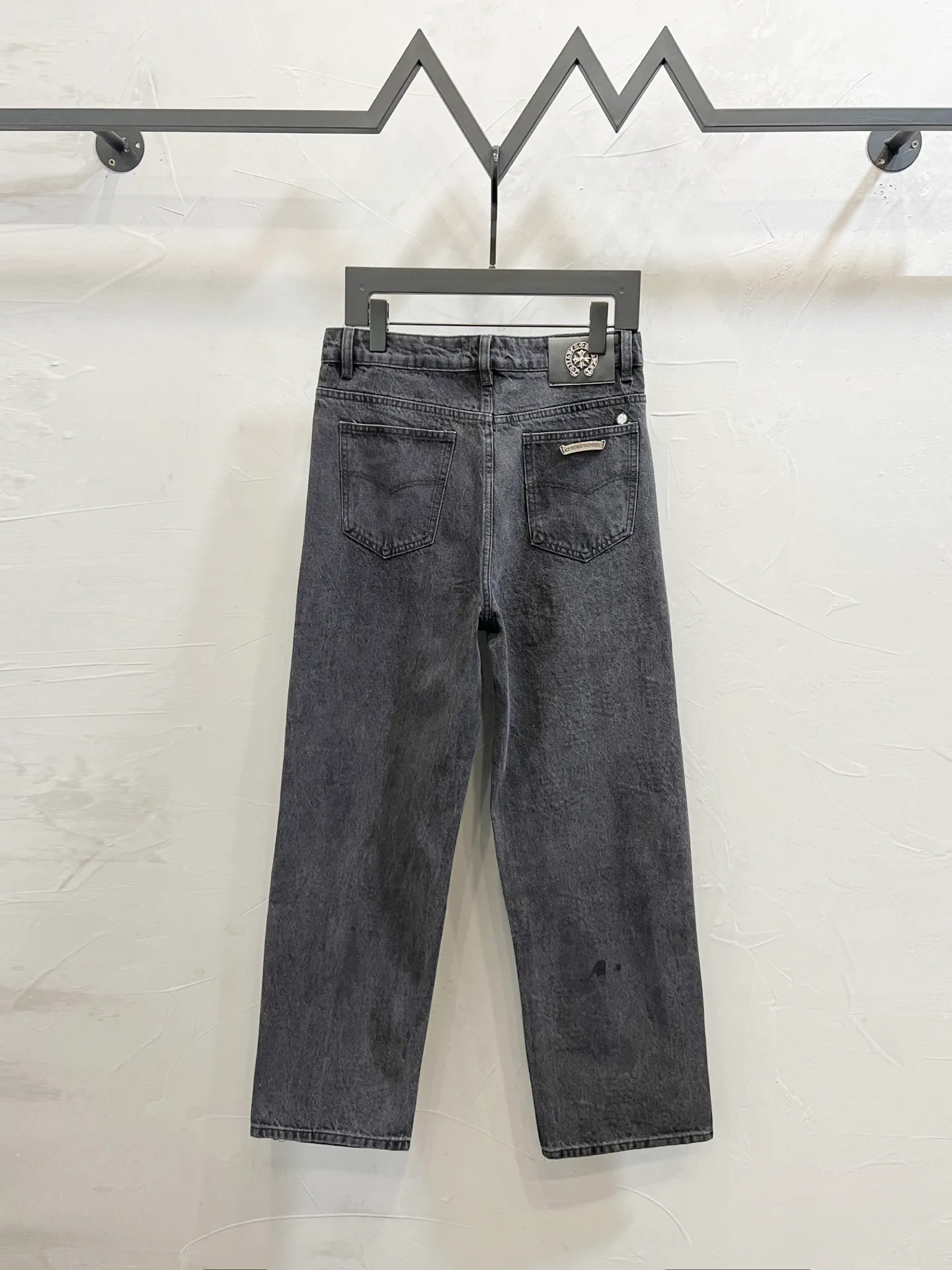 P180 Style number: [M1237] Chrome Hearts SS25 full-print diamond logo straight jeans, same style for men and women, top ceiling quality, styles with different wash textures, very friendly to people with thin legs and thick legs, straight and slim fit very flattering leg shape, timeless moderate length, easy to match, basic styling for various styles, a must-have in the wardrobe! The fabric is stiff but also makes the upper body soft without losing texture. The washing process is even more perfect. It is a must-have item for everyone! ! ! Washed wheat, hang tag, pants label, three labels complete Color: black Size: 30, 32, 34, 36